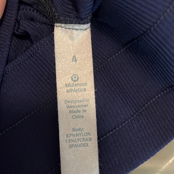Navy Lululemon size 4 like new - Picture 3 of 3
